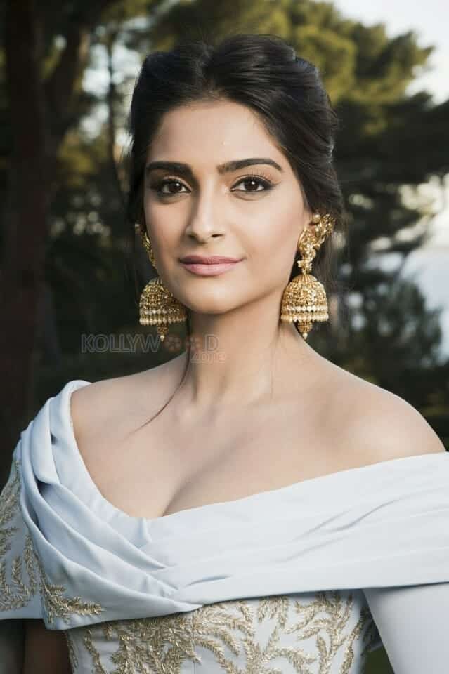 Beautiful Diva Sonam Kapoor Picture 01