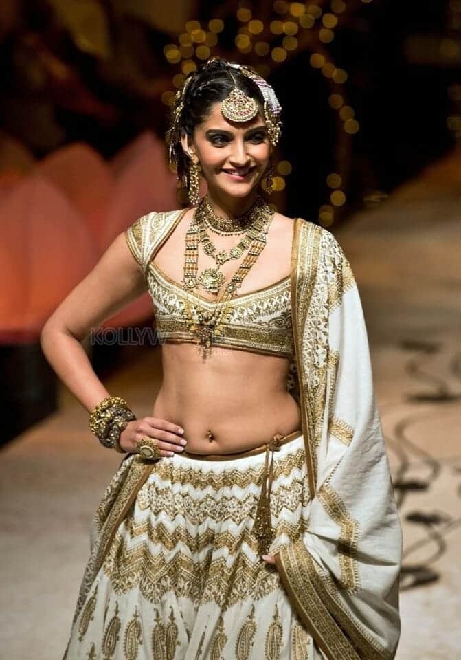 Bollywood Actress Sonam Kapoor Sexy Navel Photo 01