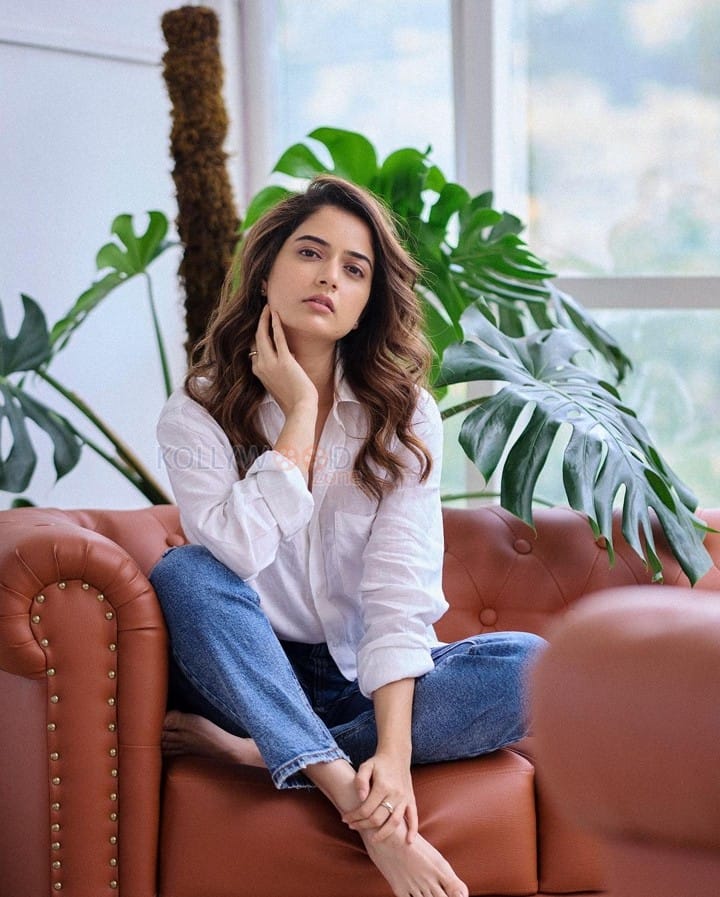 Captivating Ashika Ranganath in a White Shirt and Blue Denim Photos 02