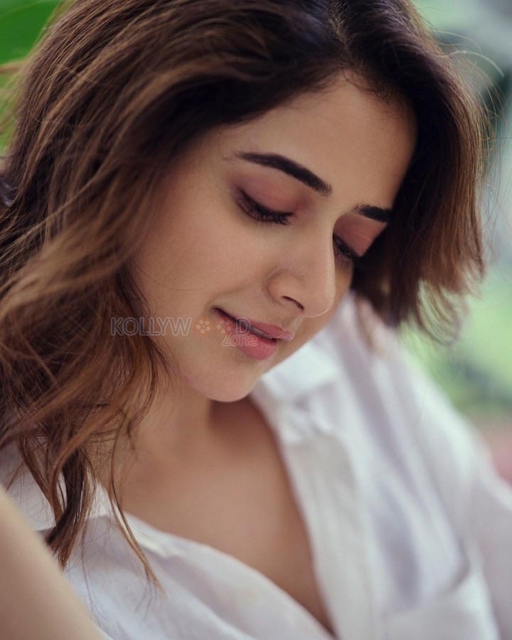 Captivating Ashika Ranganath in a White Shirt and Blue Denim Photos 04