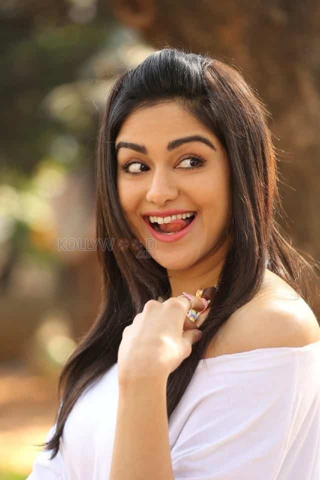 Cute Adah Sharma Looking Sideways Photo 01