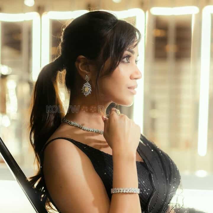 Das Ka Dhamki Actress Nivetha Pethuraj Sexy Pictures 01