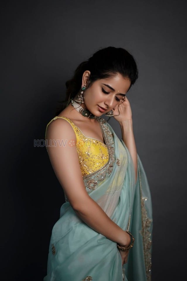 Dazzling Ashika Ranganath in a Yellow Sleeveless Blouse and Embroidered Saree Photos 02