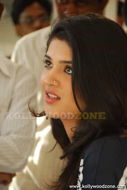 Deeksha Seth Pics