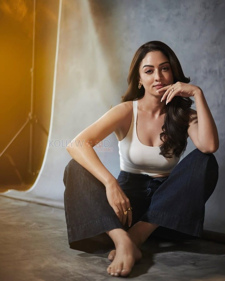 Glam Beauty Sandeepa Dhar in a Sleeveless Crop Top and Cargo Jeans Photos 02
