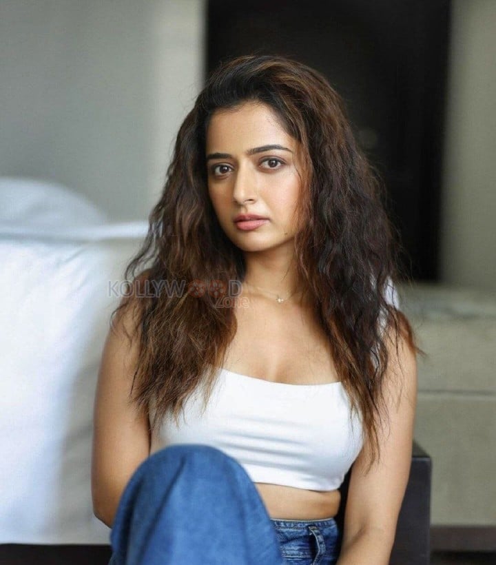 Gorgeous Queen Ashika Ranganath in a White Sleeveless Tank Top and Blue Jeans Photos 03