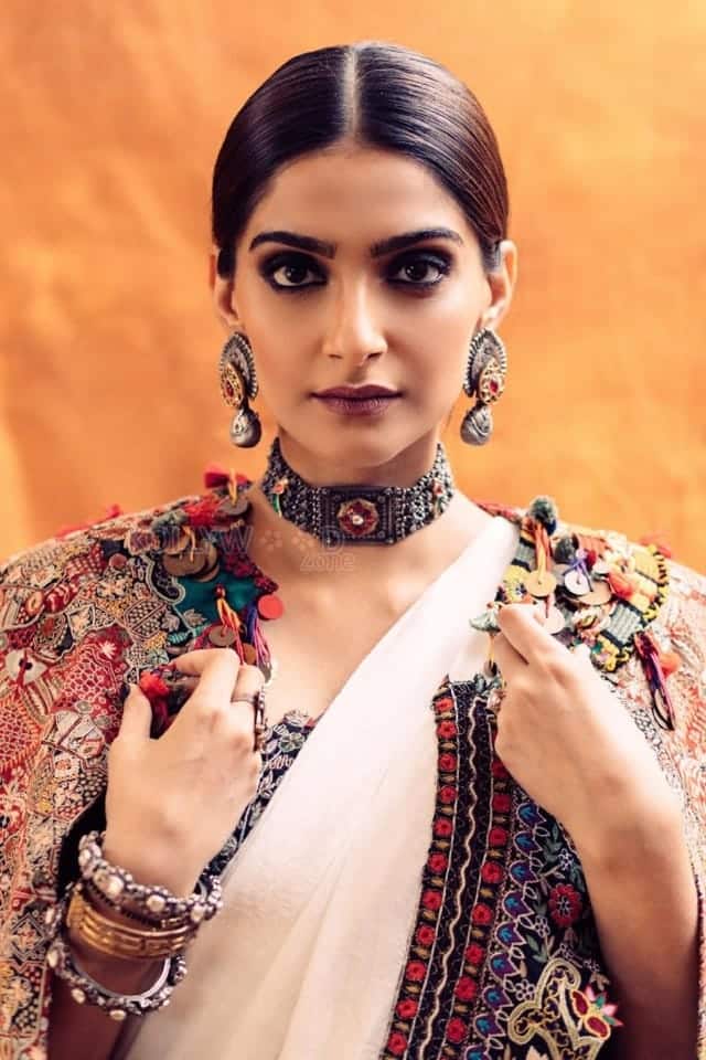 Gorgeous Sonam Kapoor in Anamika Khanna Photo 01