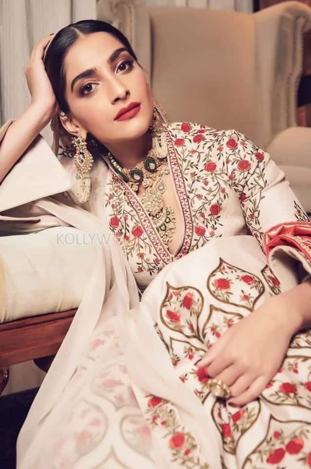 Gorgeous Sonam Kapoor in an Ethnic Outfit Photo 01