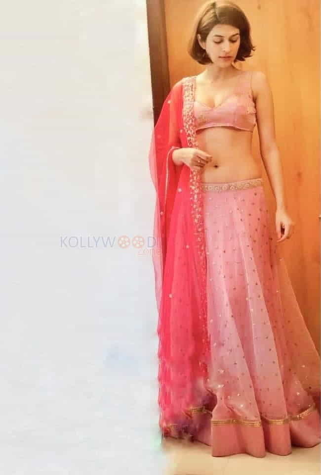 Mirchi Malini Actress Shraddha Das Sexy Photos