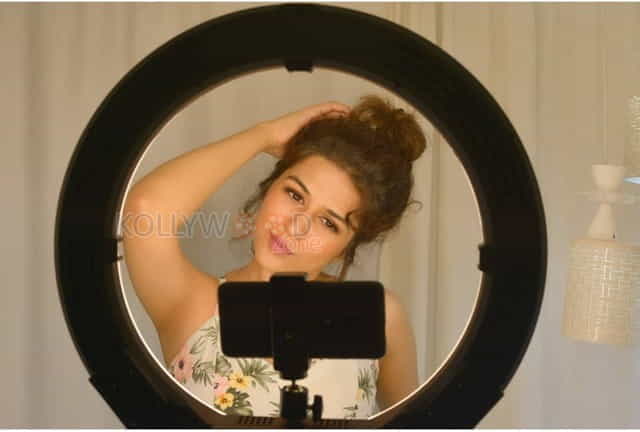 Nireekshana Actress Shraddha Das Photos
