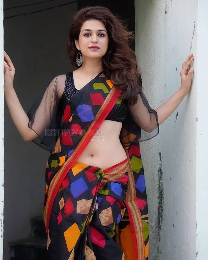 Nireekshana Actress Shraddha Das Sexy Pictures 02