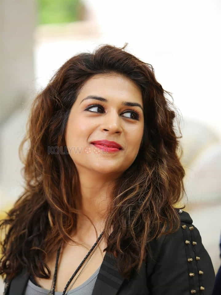 No Bajanai Kovil Theru Heroine Shraddha Das Photos
