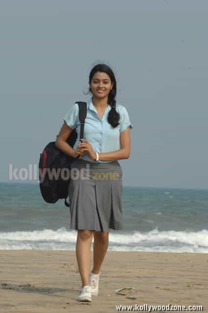Pon Maalai Pozhuthu Heroine Gayathri Photos