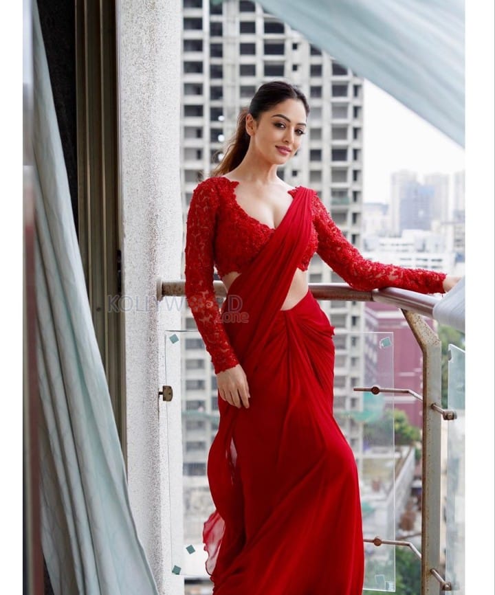 Ravishing Sandeepa Dhar in a Sexy Red Saree Pictures 03