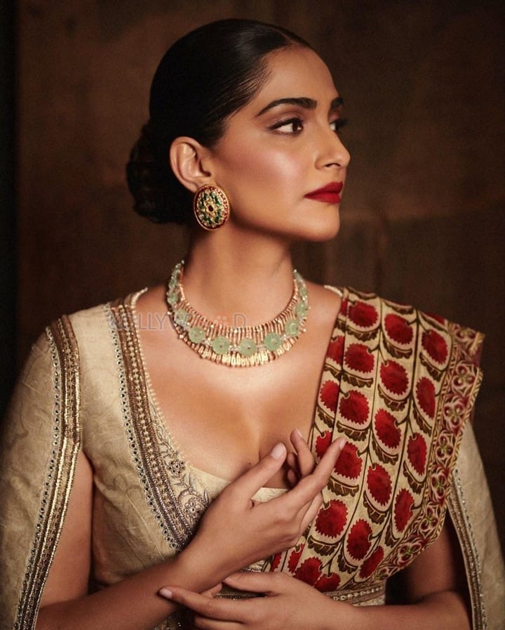 Royal Beauty Sonam Kapoor in a JJ Valaya couture at the grand opening of Nita Mukesh Ambani Cultural Centre NMACC Photos 01