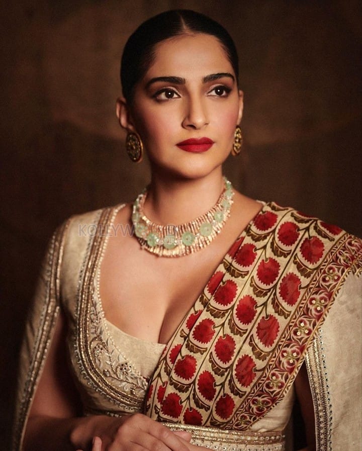 Royal Beauty Sonam Kapoor in a JJ Valaya couture at the grand opening of Nita Mukesh Ambani Cultural Centre NMACC Photos 02