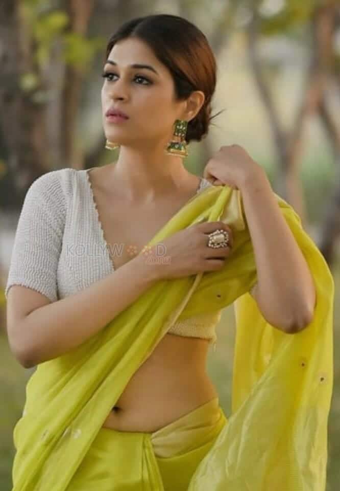 Seducing Shraddha Das in a Saree and White Blouse Shoing Navel Photoshoot Pictures 01