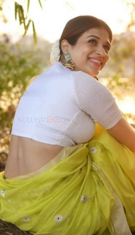 Seducing Shraddha Das in a Saree and White Blouse Shoing Navel Photoshoot Pictures 03