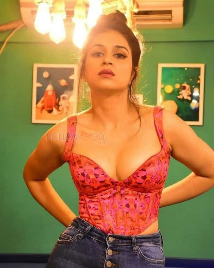 Sexy Shraddha Das Standing Near a Pool Table and Showing Hot Cleavage Photos 02
