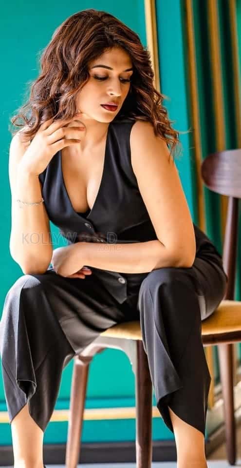 Shraddha Das in a Black Jumpsuit Pictures 04