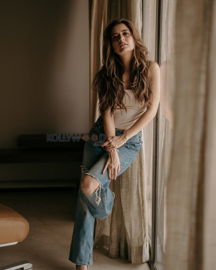 Stunning Ashika Ranganath in a White Crop Top and Ripped Blue Jeans Photos 03