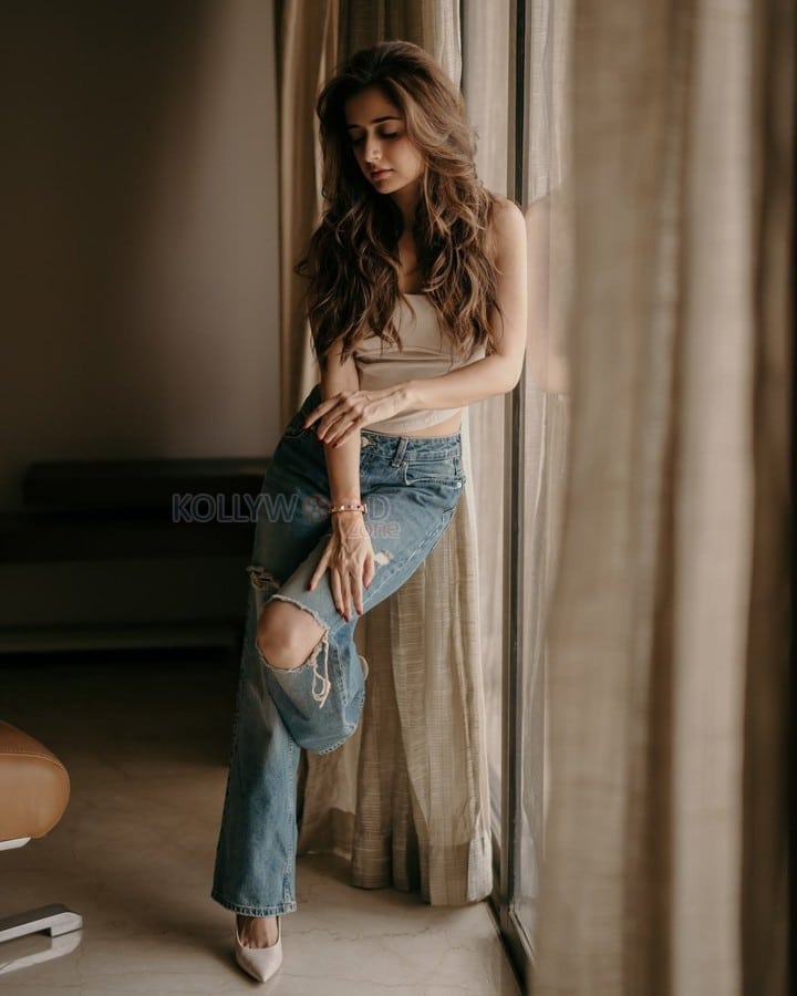 Stunning Ashika Ranganath in a White Crop Top and Ripped Blue Jeans Photos 04