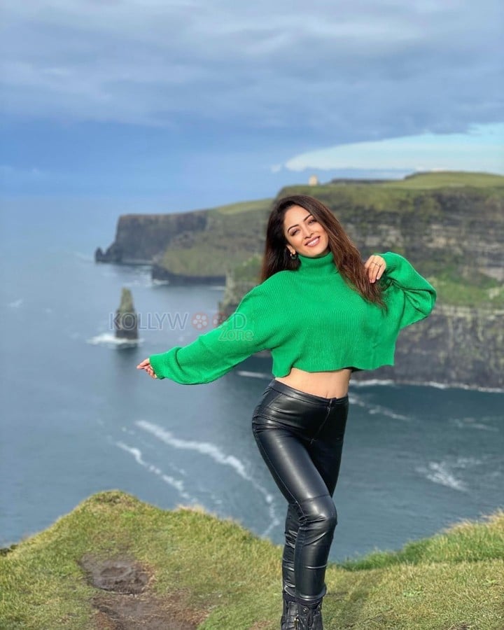 Stunning Sandeepa Dhar in a Black Leather Pant and Green Top Picture 01
