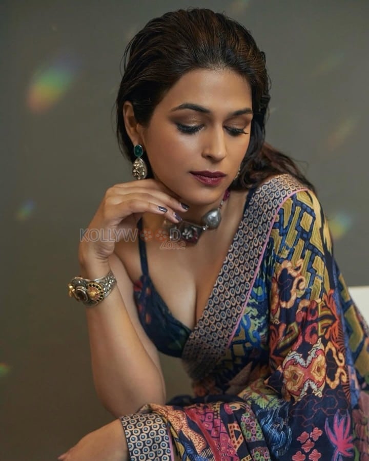Stunning Shraddha Das in a Blue Abstract Floral Printed Saree with a Matching Sleeveless Blouse Photos 03