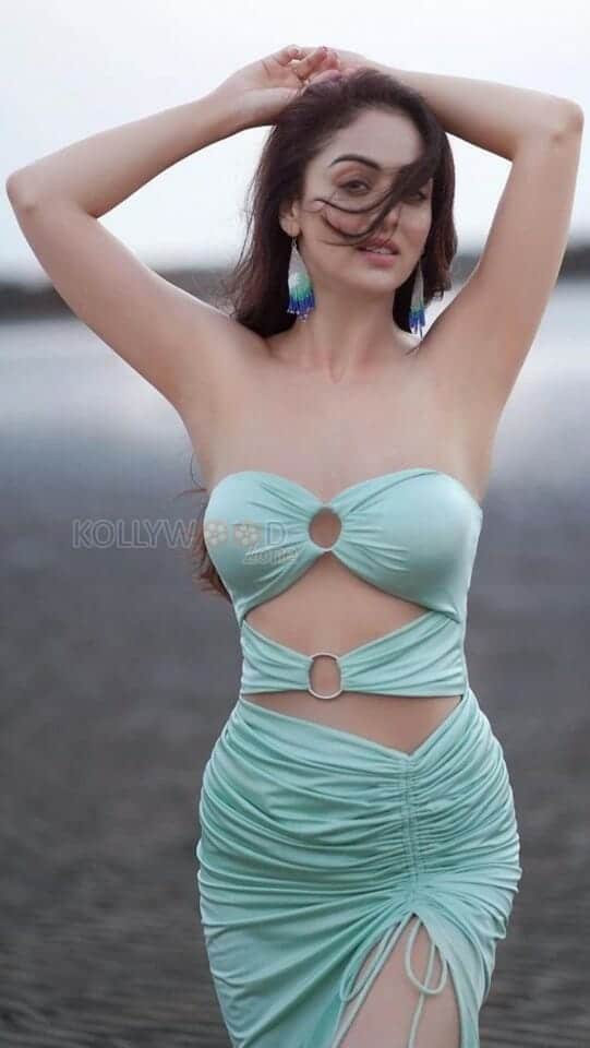 Super Sexy Sandeepa Dhar Picture 01