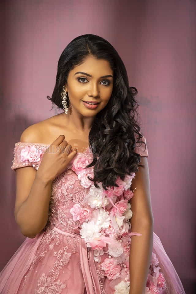 Tamil Actress Riythvika Photoshoot Pictures