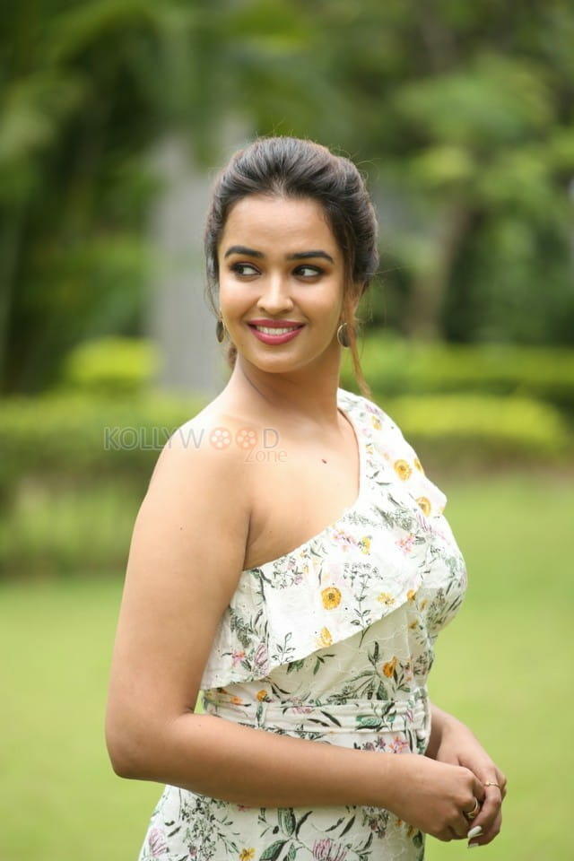 Telugu Actress Pujita Ponnada at Akasa Veedhilo Movie Trailer Launch Photos