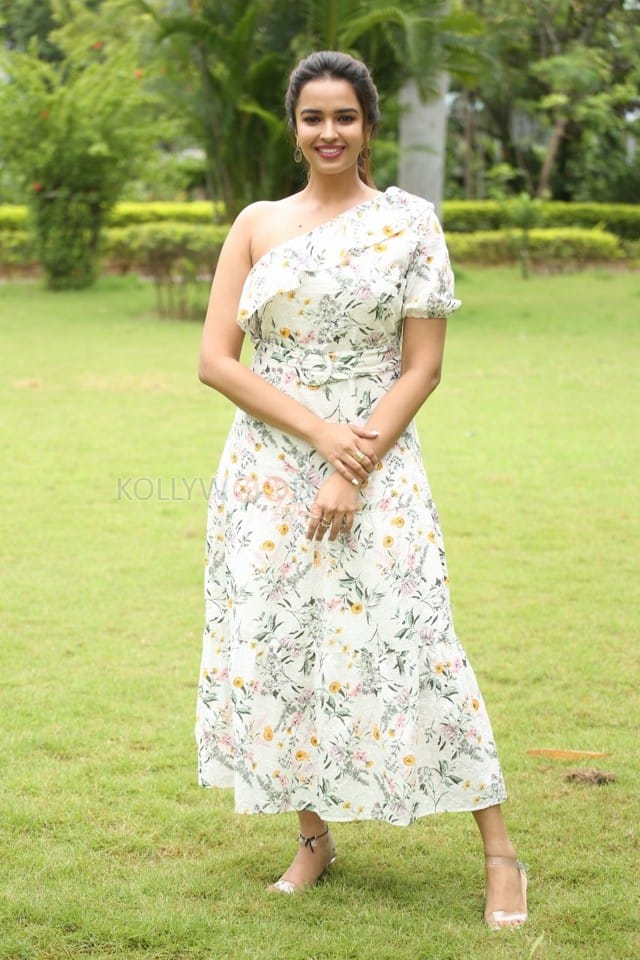 Telugu Actress Pujita Ponnada at Akasa Veedhilo Movie Trailer Launch Photos