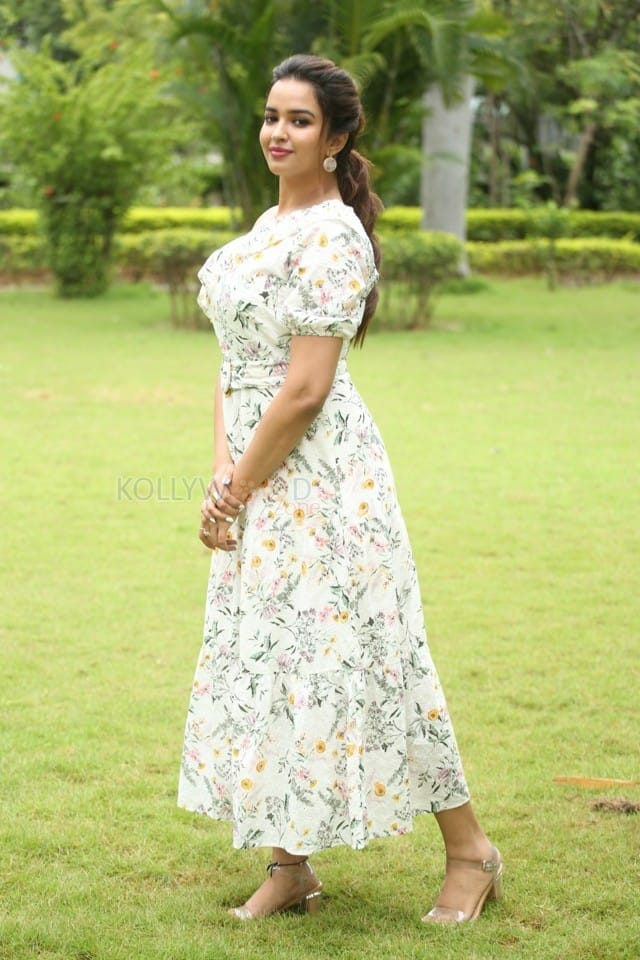 Telugu Actress Pujita Ponnada at Akasa Veedhilo Movie Trailer Launch Photos