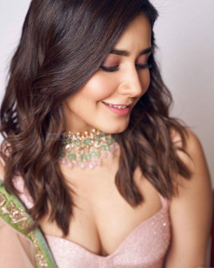 Telugu Actress Raashi Khanna Sexy Cleavage Pictures