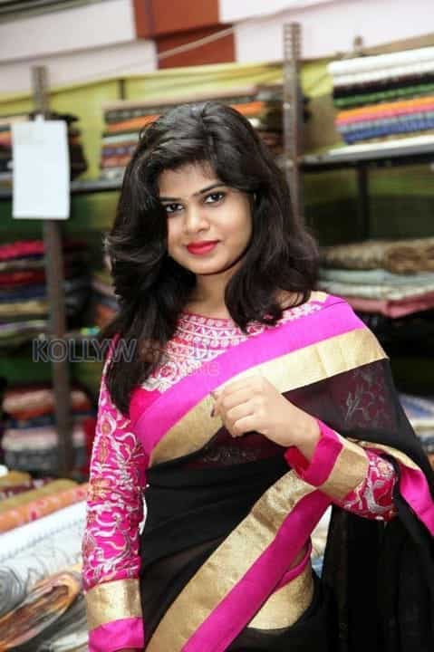 Actress Alekhya Inaugurates Pochampally Ikat Art Mela Photos 02