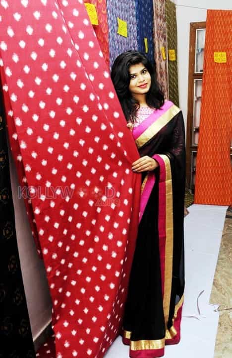 Actress Alekhya Inaugurates Pochampally Ikat Art Mela Photos 05