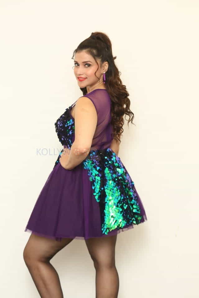 Actress Mannara Chopra At Bang Bang New Year Celebrations 2019 Pictures 01