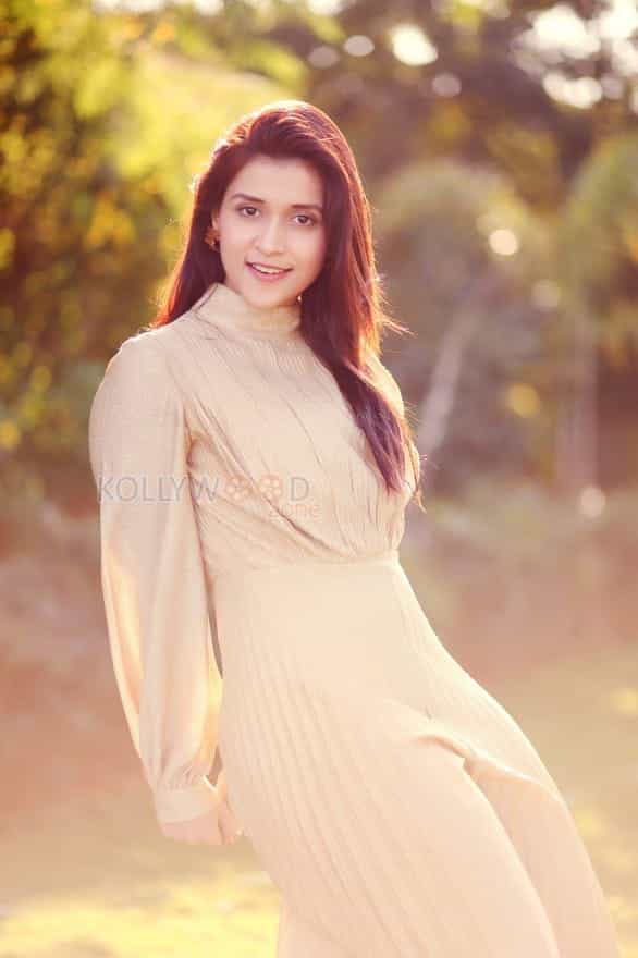 Actress Mannara Chopra Summer Photoshoot Photos 13