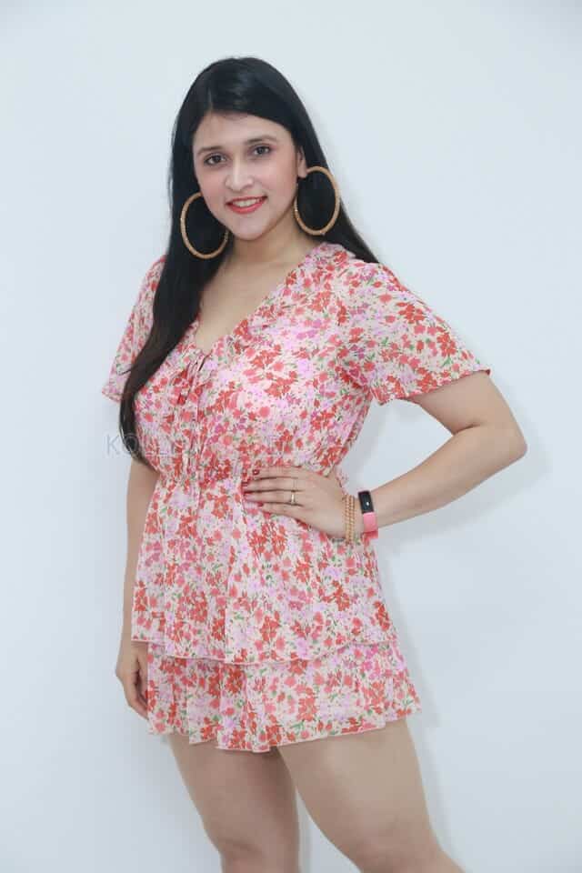 Actress Mannara Chopra at Advanced Grohair Clinic Launch Photos 21