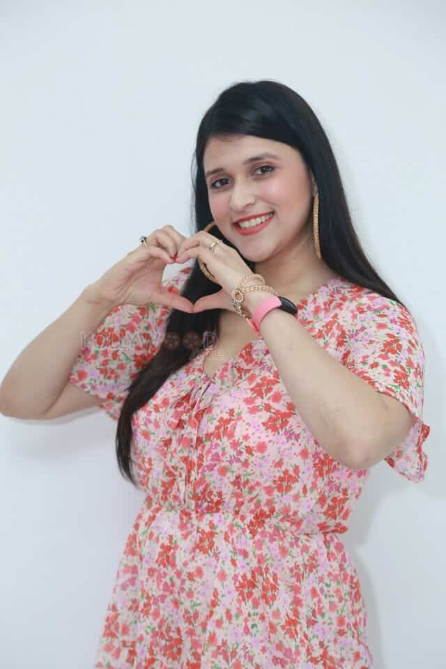 Actress Mannara Chopra at Advanced Grohair Clinic Launch Photos 22