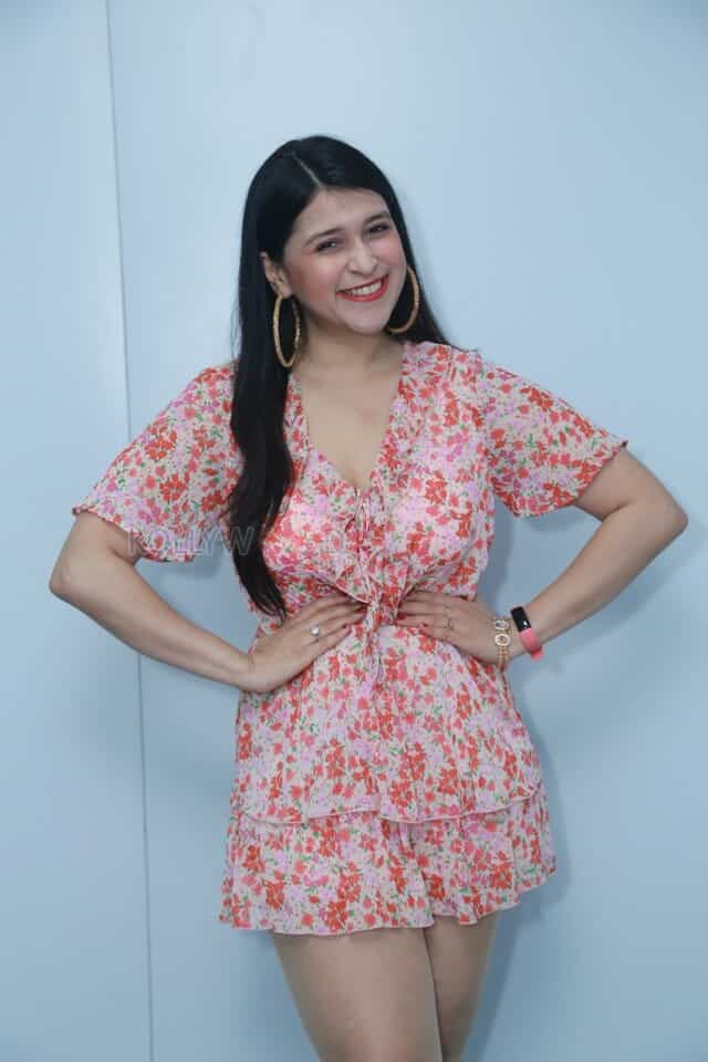 Actress Mannara Chopra at Advanced Grohair Clinic Launch Photos 27