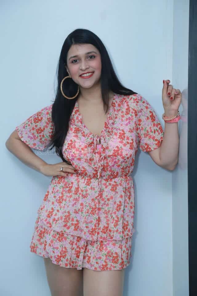 Actress Mannara Chopra at Advanced Grohair Clinic Launch Photos 40