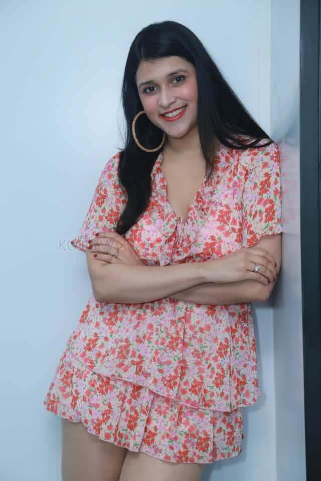 Actress Mannara Chopra at Advanced Grohair Clinic Launch Photos 41