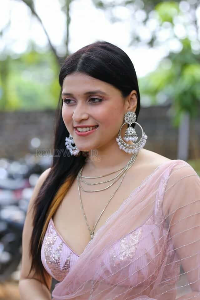 Actress Mannara Chopra at Tiragabadara Saami Teaser Launch Pictures 28