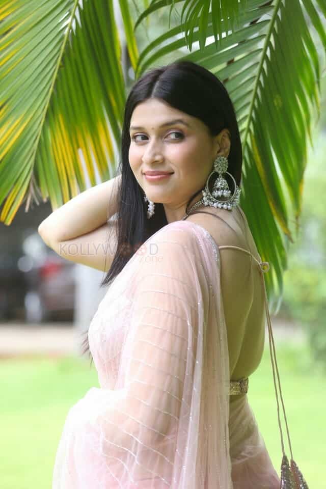 Actress Mannara Chopra at Tiragabadara Saami Teaser Launch Pictures 61