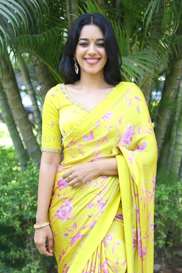 Actress Mirnalini Ravi at Love Guru Movie Press Meet Pictures 10