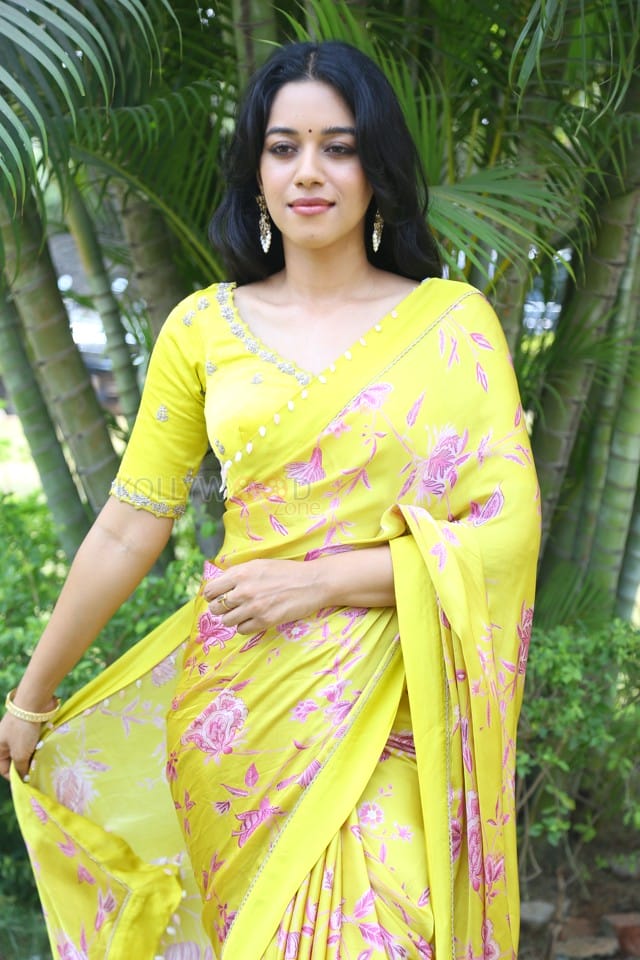 Actress Mirnalini Ravi at Love Guru Movie Press Meet Pictures 12