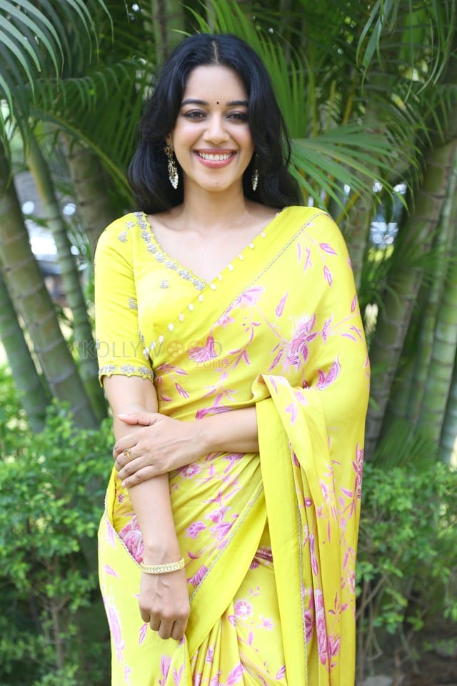 Actress Mirnalini Ravi at Love Guru Movie Press Meet Pictures 13