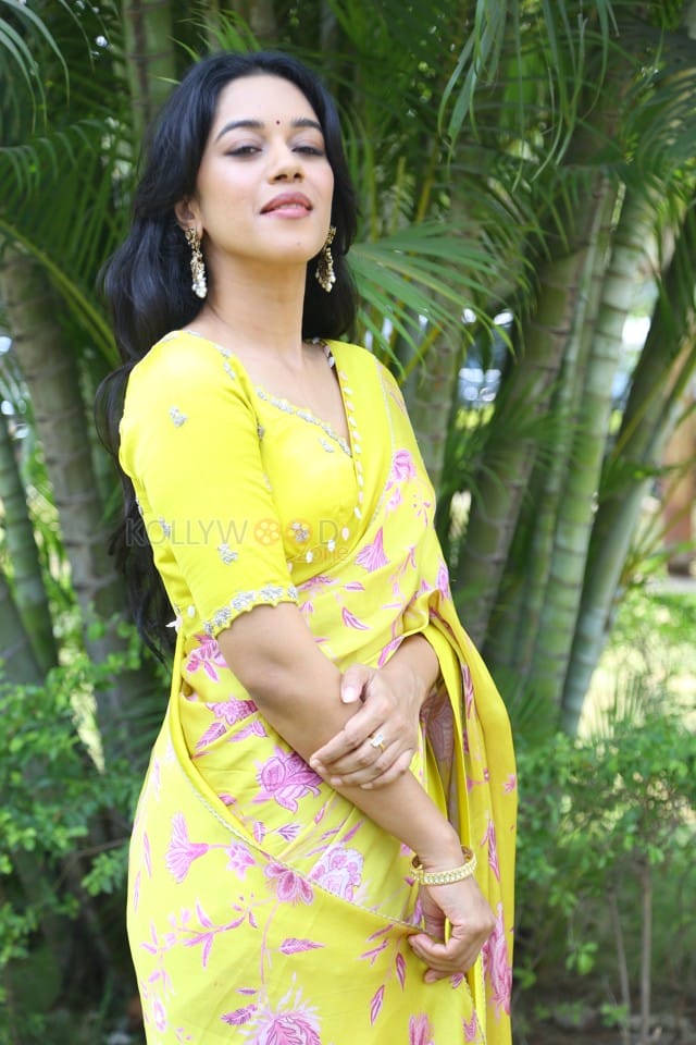 Actress Mirnalini Ravi at Love Guru Movie Press Meet Pictures 14