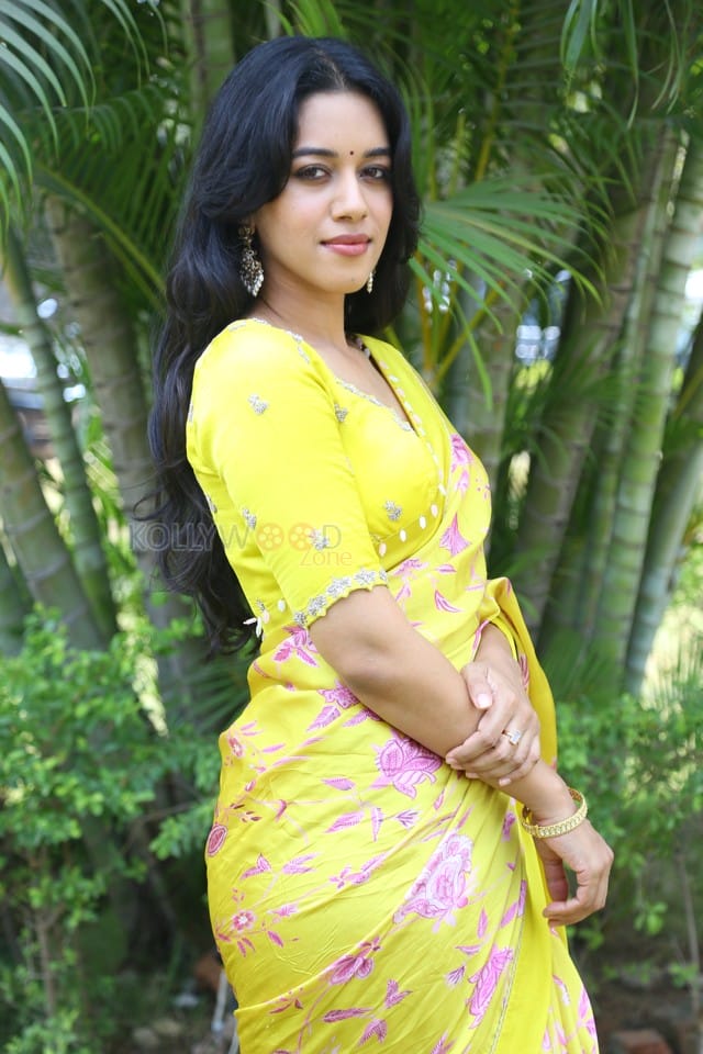 Actress Mirnalini Ravi at Love Guru Movie Press Meet Pictures 15